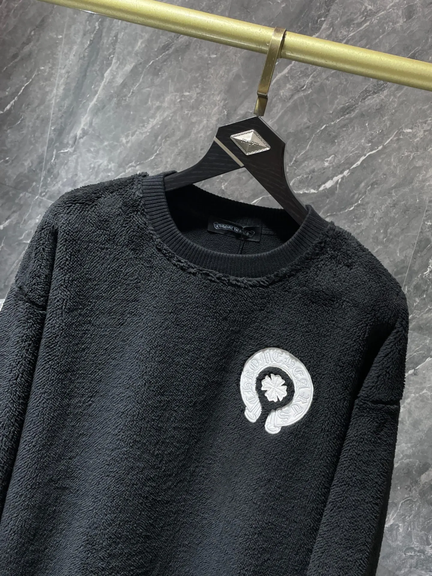 P276 Chrome Hearts 🌨️Winter lamb wool series🌨️ Patchwork embroidered horseshoe cross lamb wool jacket (thick custom alpaca wool material) Heavy craftsmanship, high-end quality Tajima machine embroidery, perfect craftsmanship details! Warm and casual ✨✨The fit is slim and not bulky 🌈Recommended color: black🌈Code numbers: S, M, L, XL.